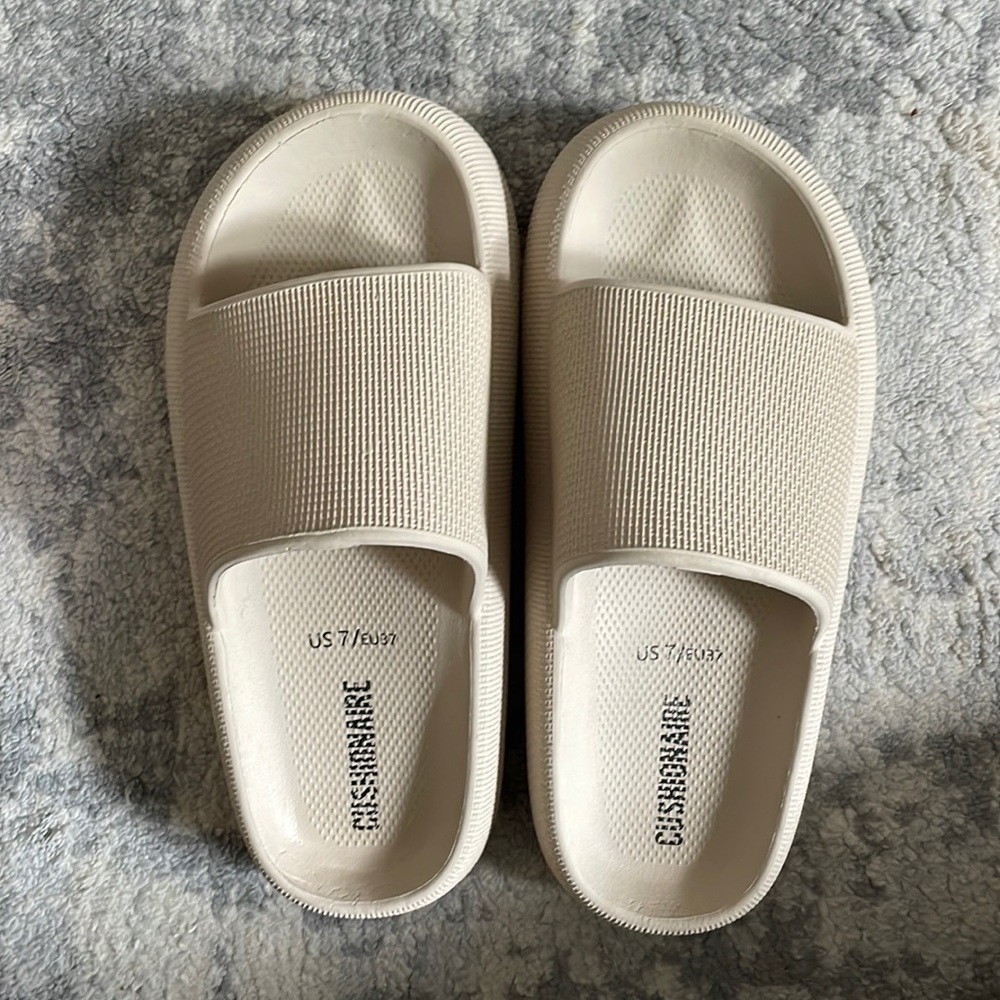 Beige cushionare slides